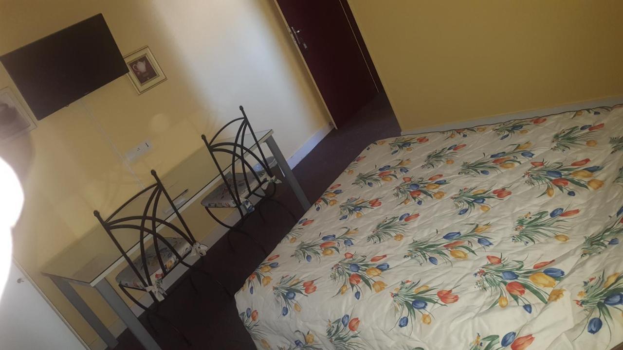 Hotel De La Cloche Sp Reims Eksteriør billede